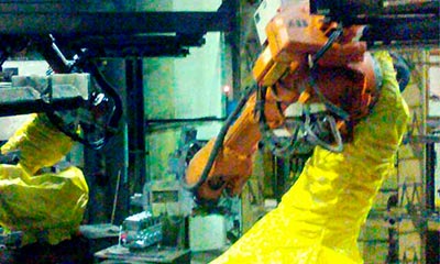 ABB <strong>Roboterschutzanzug</strong> als Teilverkleidung zum Schutz vor Staub und Ppänen in der Gießerei